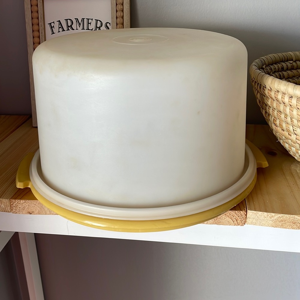 Tupperware Cake Holder